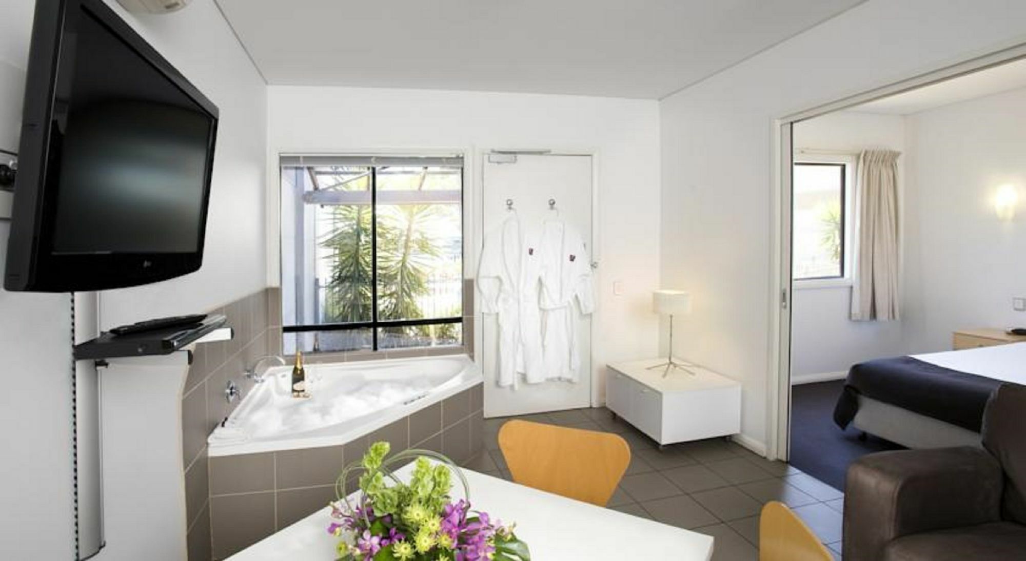 Majestic Oasis Aparthotel 4*